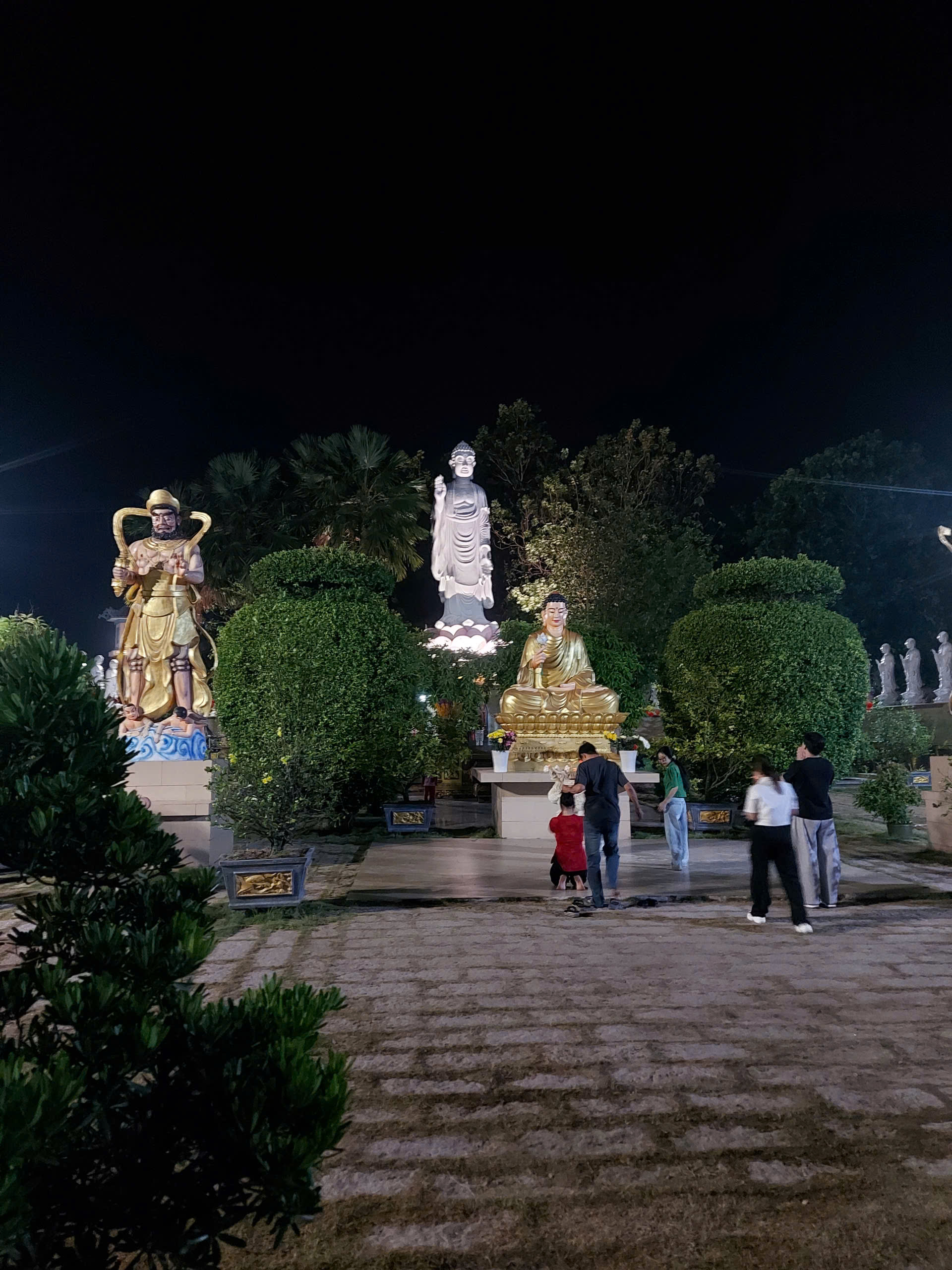 Đi chùa đầu năm